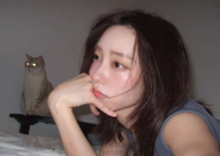 「星紋比基尼」大秀骨感直角肩，清澈眼神讓人一秒戀愛