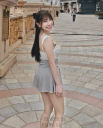 白皙肌膚藏不住，深溝曲線狂吸目光