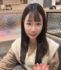 純白抹胸盡顯曼妙身段，甜笑魅力讓人屏息