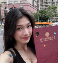 金色亮片戰袍配黑短褲，S曲線完全制霸視覺感官