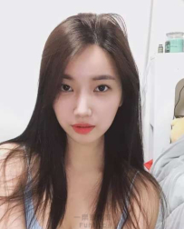 胸前兩粒乳球擠出一條深溝 衣服快包不住了...