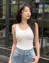 鮮黃比基尼秀高挑身段，168公分長腿比例直擊心臟