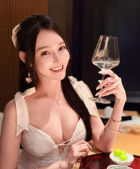 旅遊女神Livia異國解放比基尼，黑髮深溝長腿衝擊感官