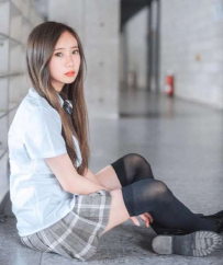 IG逆天美腿照引人關注 一個笑容就能甜死你