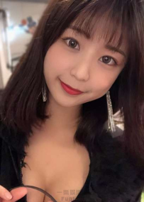 比基尼辣翻！白皙雪肌深溝曲線盡展 夏日女神風采爆棚