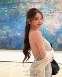 藍色針織比基尼襯托白皙肌，陽光灑落美顏入畫