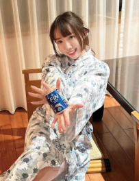 溫泉解放！白皙比基尼深溝辣翻全場