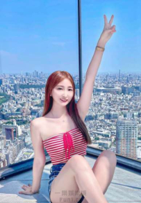 身穿深綠比基尼泡湯！岩壁湯屋前展現犯規曲線與甜美笑容