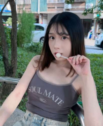 夏日清涼小可愛搭熱褲，陽光灑落純欲風采讓人心動