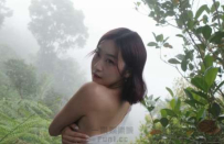 皮衣下黑蕾絲心機若隱若現，網讚：這老師太犯規！