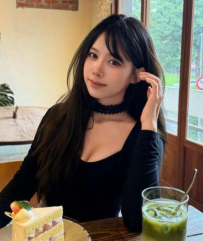 身穿繞頸比基尼泡在泳池中，散發令人窒息的慵懶性感