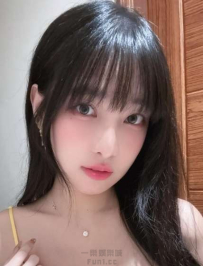 黑色蕾絲小可愛包裹豐滿身形，家居魅力令人無法抵擋