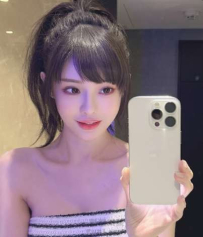 甜美笑容襯托夢幻紫泳裝，辣度直衝天際線
