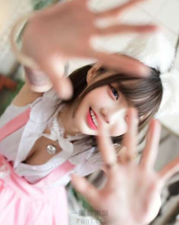 甜美可人、白皙纖腰 大方展現好身材