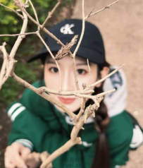 枯枝後探頭甜笑，靈動雙眼「瞬間勾走魂魄」