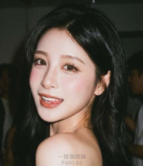 緊身小背心難掩傲人曲線，俏麗丸子頭展現青春活力