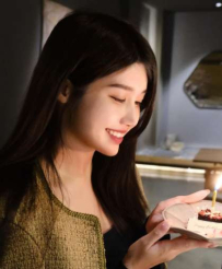 純白比基尼曲線撩人，絕美體態無死角