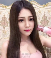 性感火辣的身材 和那有點空靈的眼神..