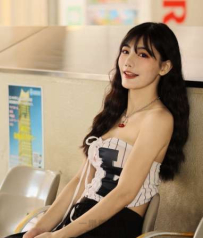 美顏爆棚！雪白肌膚搭驚人深溝，這曲線簡直漫畫走出來