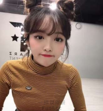 甜美吃貨女孩 清純臉蛋呆萌模樣 讓人好想要照顧她~