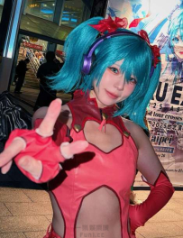 造型太犯規！傲人巨乳深溝炸出 顏值爆表根本漫畫女神