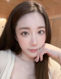 「雪白甜心」！眨眼甜笑融化，毛絨裝扮藏不住火辣曲線