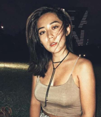 太陽眼鏡下的甜美笑容和渾圓巨乳 好迷人阿...