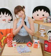 場邊應援太犯規！白皙美胸炸出 讓粉絲瘋狂搶拍