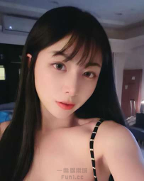 黑貓相伴「解鎖深V馬甲」，傲人曲線讓人無法專心