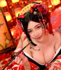薄紗白裙深V曲線迷倒眾生，傲人春光令人心神盪漾