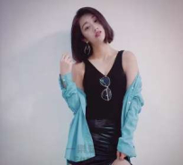 火辣的身材 加上一雙電力超強的電眼 讓人熱血沸騰