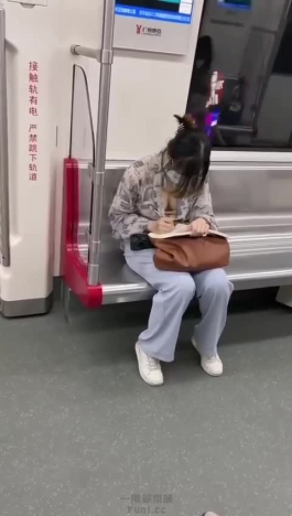 電車認真少女 找亮點