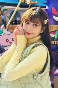 甜美笑容搭配香肩鎖骨，電力十足瞬間電翻全場