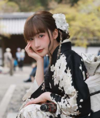 雪白春光，無辜咬指神態勾走萬人魂魄