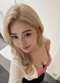 白皙美腿及深溝美胸讓人目不轉睛！