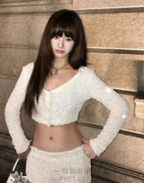 緊身套裝完美貼合，極致沙漏曲線讓全網心跳漏一拍