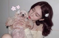 紫紅短髮搭純白羽毛洋裝，微醺眼神散發致命魅惑