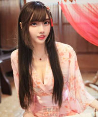 零死角顏值太犯規！白皙肌膚下驚見深邃事業線