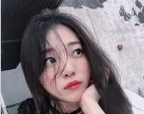 胸前兩團肉擠出一條深溝 小頭夾在中間一定很舒服！