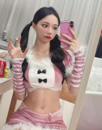 甜美笑容配上幼態細雕臉型，直擊網友心